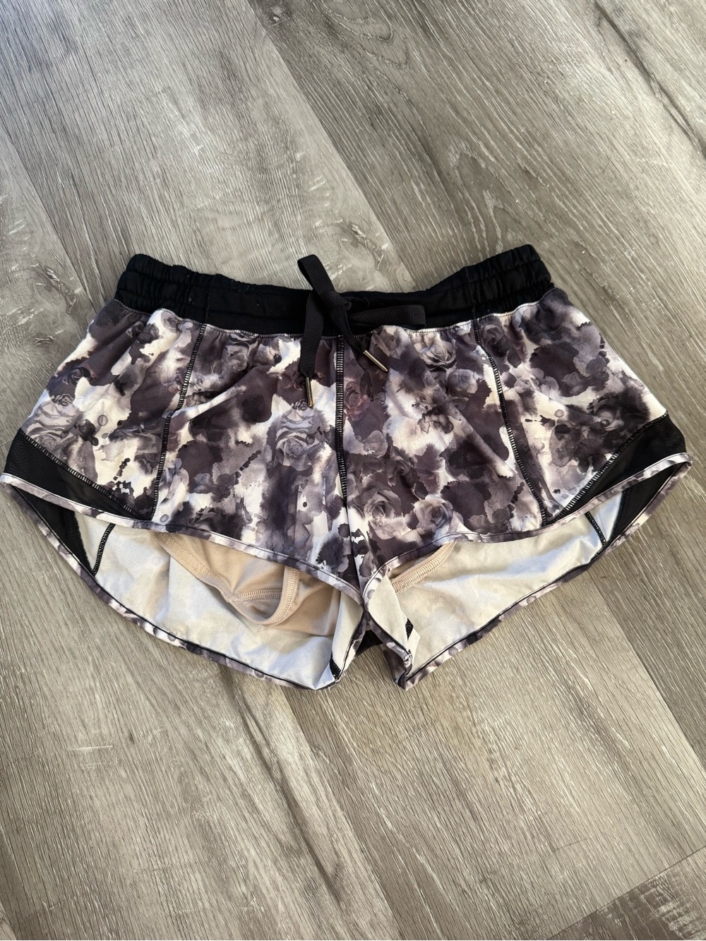 Lululemon Women's Black White Gray Floral Hotty Hot Running Shorts Size 6